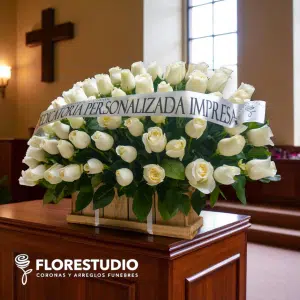 Pie de Caja “Descanso en la Luz” – Rosas Blancas en Honor Celestial